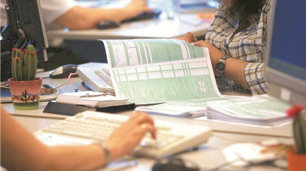 Οι προβλεπόμενες δόσεις για την εξόφληση των οφειλών είναι 8 και φτάνουν έως το Φεβρουάριο του 2025, ενώ αν κάποιος επιλέξει την εφάπαξ πληρωμή ολόκληρου του οφειλόμενου ποσού, δικαιούται έκπτωσης 3%.