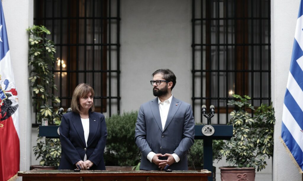 Χιλή: Η ΠτΔ πραγματοποίησε στον σταθμό του μετρό «Grecia» στο Σαντιάγο τα αποκαλυπτήρια αντιγράφου αγάλματος – Προσφέρθηκε από το Μουσείο της Ακρόπολης