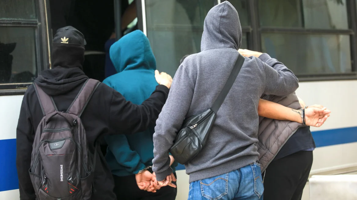 Οπαδική βία: Προφυλακίστηκε ο «Κοκός», ηγετικό στέλεχος των χούλιγκανς - Συνεχίζονται οι απολογίες