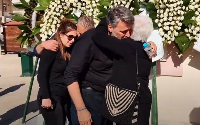 Γιάννης Καλλιάνος: Συντετριμμένος στην κηδεία του πατέρα του