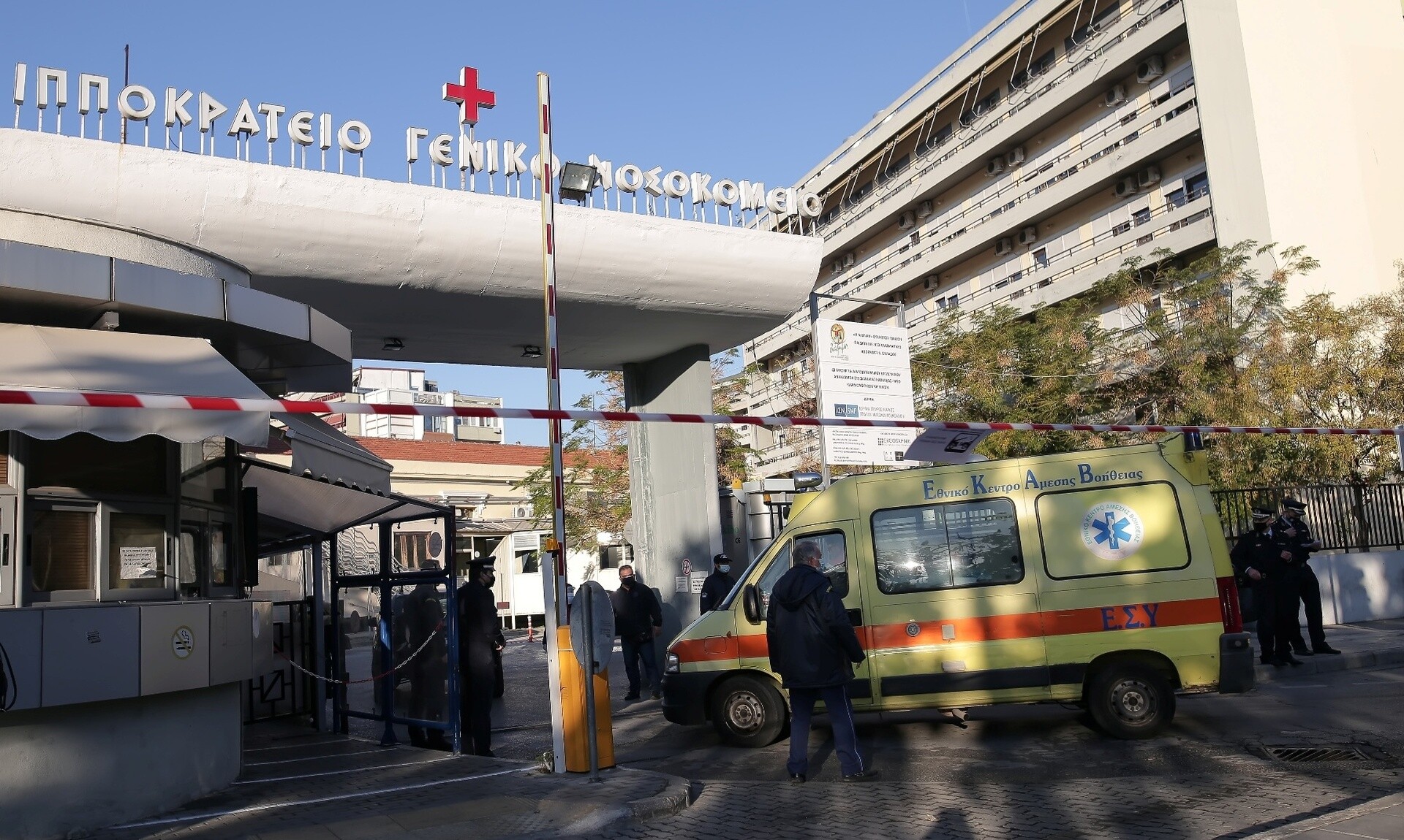 Θεσσαλονίκη: Αυτοκίνητο έπεσε πάνω στη τζαμαρία του Ιπποκράτειου Νοσοκομείου
