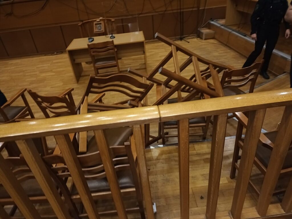 Μάτι -Συνελήφθη συγγενής θύματος που πέταξε καρέκλα: «Βρίσκομαι στο αστυνομικό τμήμα, αναλαμβάνω την ευθύνη»