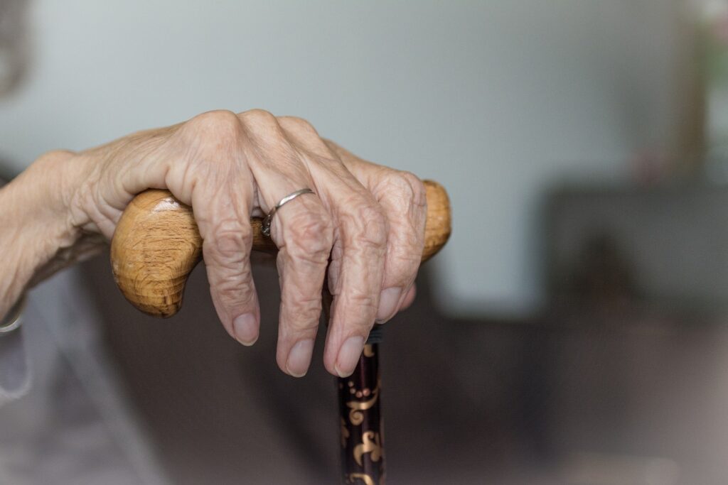 Σοκ στα Χανιά: 15χρονος έδειρε την γιαγιά του για χρήματα