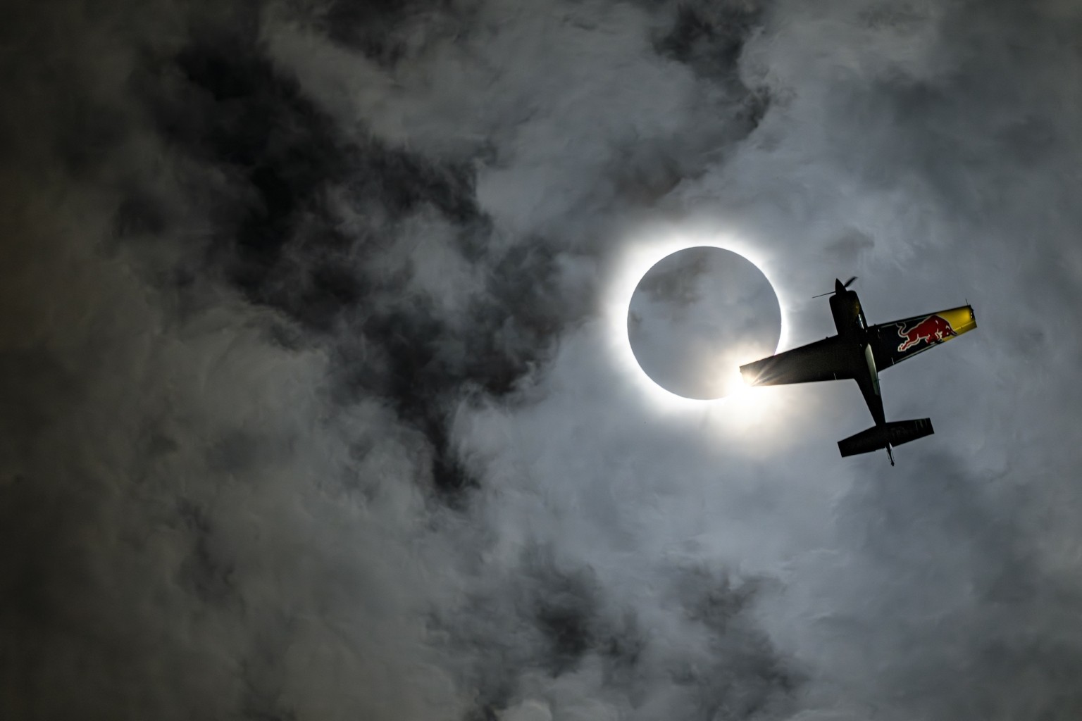 Πιλότοι «χορεύουν» στη σκιά της μεγαλύτερης έκλειψης ηλίου που έγινε ποτέ