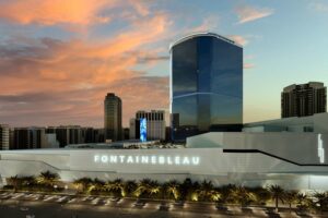 Fontainebleau: Το μυθικό ξενοδοχείο που χρειάστηκε 20 χρόνια και 3,5 δισ. ευρώ για να ολοκληρωθεί