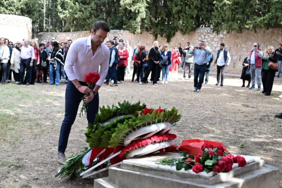 Στέφανος Κασσελάκης: Κατέθεσε στεφάνι στο Σκοπευτήριο της Καισαριανής για την Πρωτομαγιά