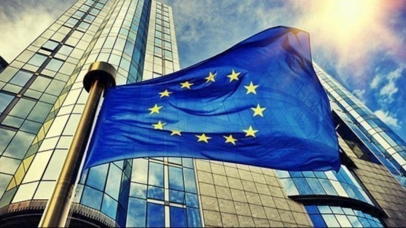 Σε χαμηλό μήνα το ευρώ μετά το εκλογικό σοκ σε Γαλλία και Γερμανία