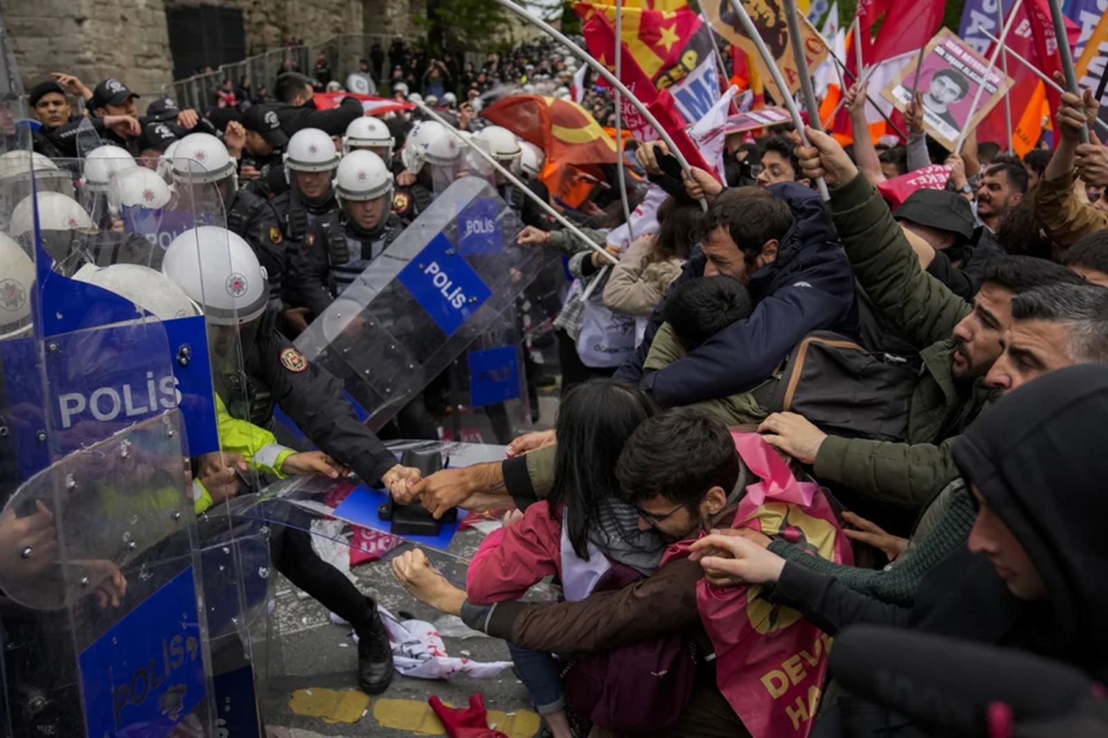 Τουρκία: Επεισόδια στη διαδήλωση για την Πρωτομαγιά -Δακρυγόνα και λαστιχένιες σφαίρες από την αστυνομία