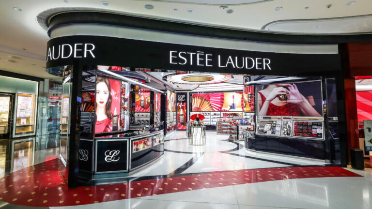 Estee Lauder: Προβλέπει πτώση πωλήσεων το 2024