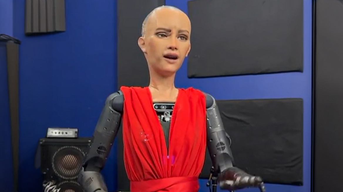 Το ρομπότ Sophia από το Λος Άντζελες μιλάει για την επική τούμπα που έφαγε στη Θεσσαλονίκη