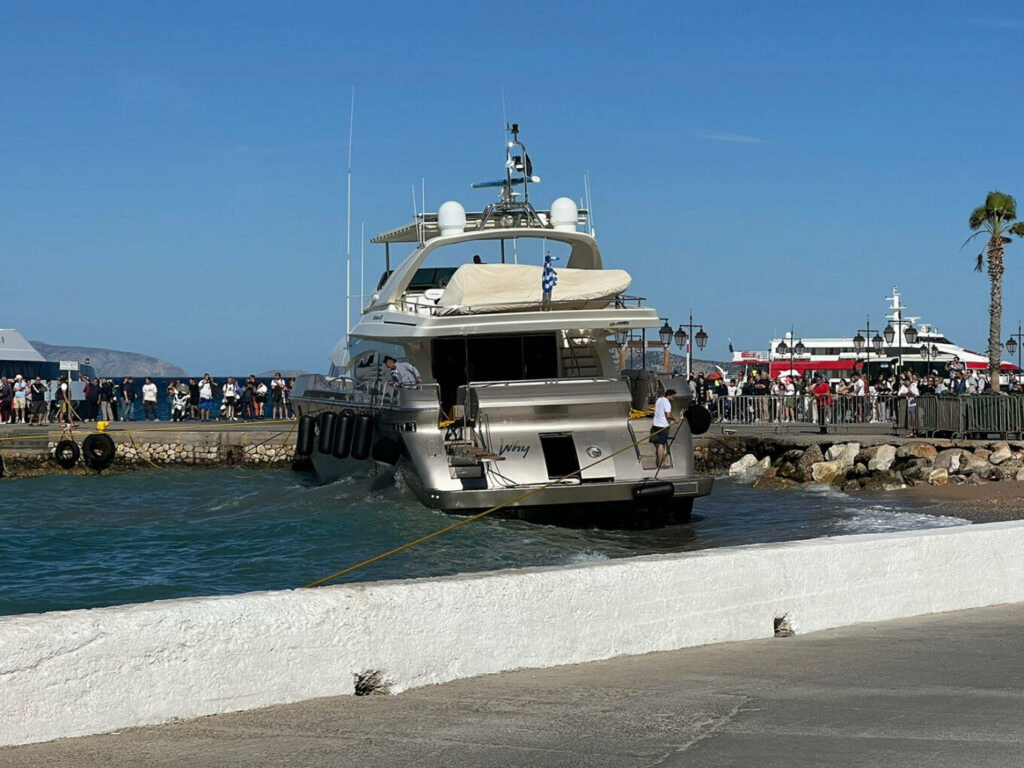 Σπέτσες: Θαλαμηγός χτύπησε στην παραλία και στην προβλήτα λιμανιού από τον δυνατό αέρα