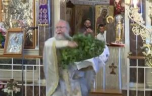 Πρώτη Ανάσταση στη Χίο: Έκλεψε ξανά την παράσταση ο «ιπτάμενος» ιερέας