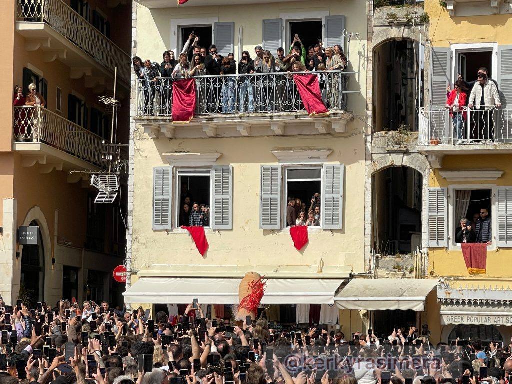 Πάσχα: Το σπάσιμο των μπότηδων από την Κέρκυρα