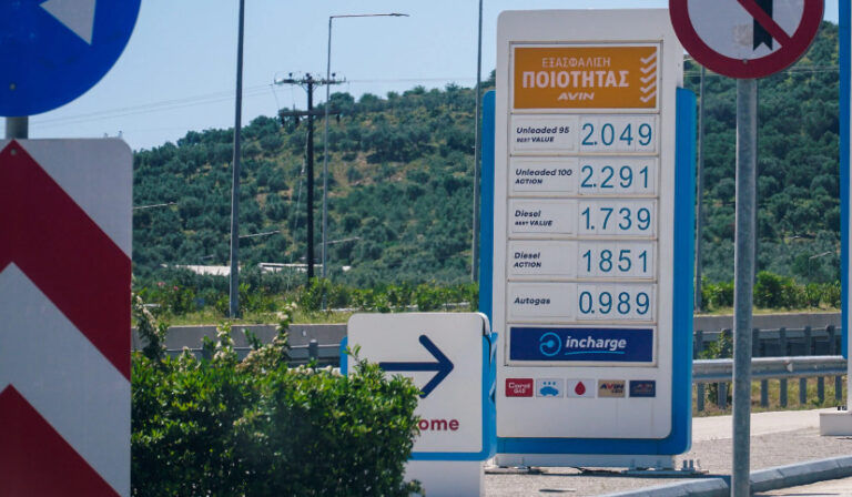 Πονοκέφαλος η τιμή της βενζίνης για τους εκδρομείς του Πάσχα – Ξεπερνά τα 2 ευρώ η τιμή της αμόλυβδης στην περιφέρεια