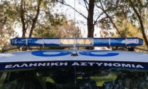 Γυναικοκτονία στη Θεσσαλονίκη: 46χρονος σκότωσε την 60χρονη σύζυγό του και τραυμάτισε με μαχαίρι τον 29χρονο γιο τους