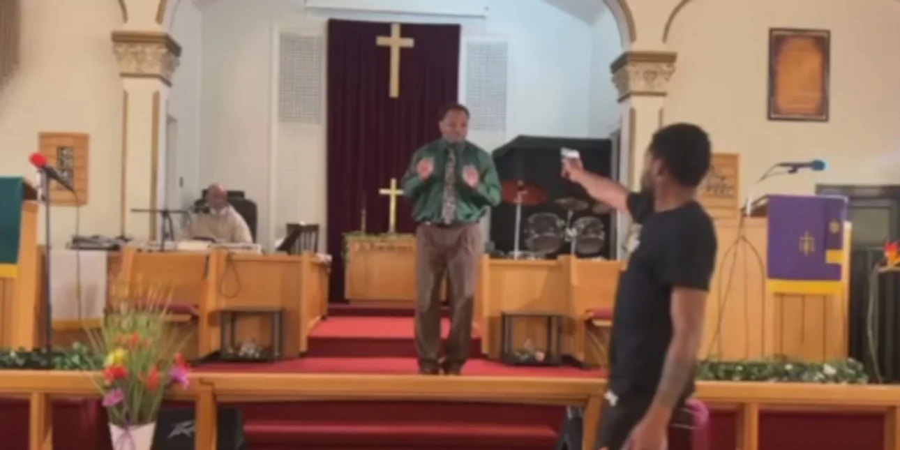 Σοκ στη Πενσυλβάνια: Ένοπλος εισέβαλε σε εκκλησία για να πυροβολήσει τον ιερέα και μπλόκαρε το όπλο του