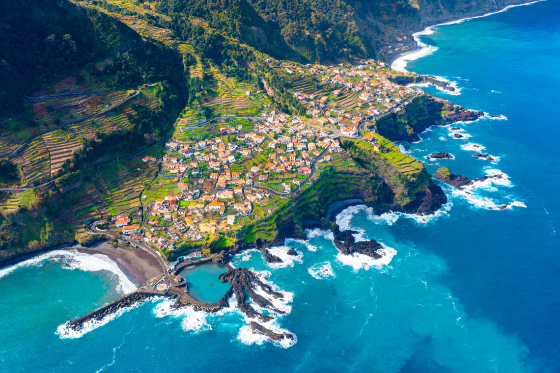 Αυτή είναι η «Χαβάη της Ευρώπης» - Το εξωτικό νησί που γέννησε ποδοσφαιριστή θρύλο