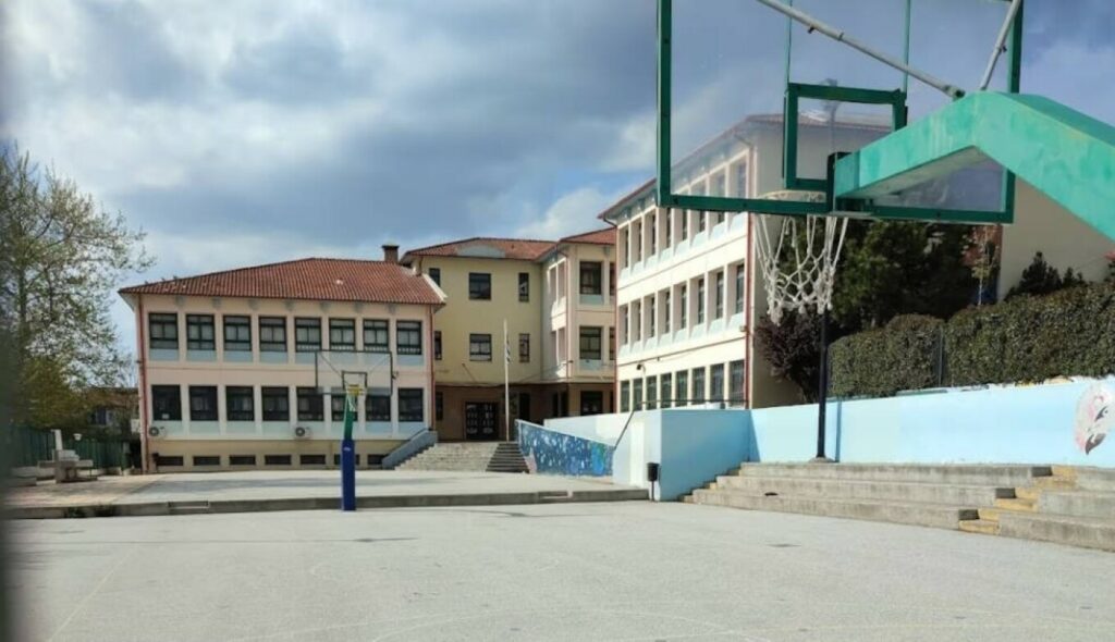Λήμνος: Έψαχναν για βεγγαλικά και βρήκαν πλήθος μολότοφ έξω από σχολικό συγκρότημα