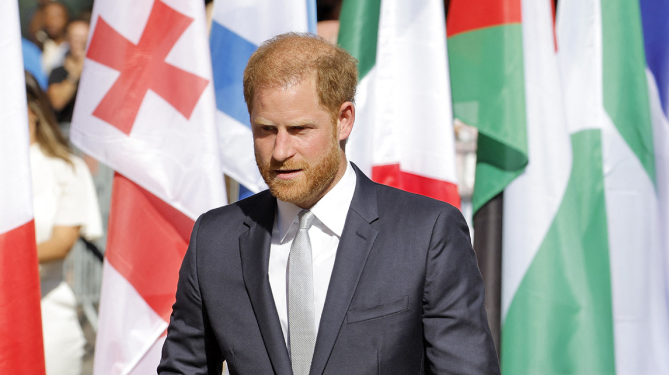 Πρίγκιπας Χάρι: Έφτασε στην Βρετανία - Δεν ξέρει αν συναντηθεί με τον βασιλιά Κάρολο