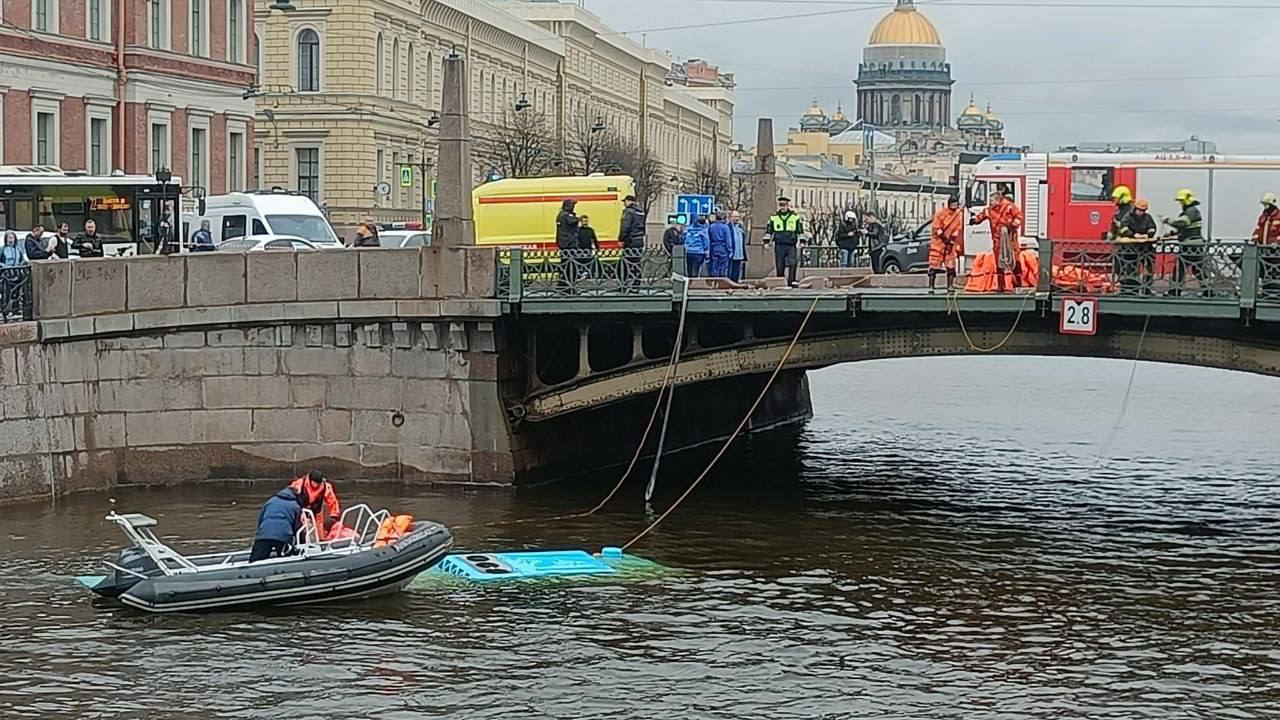 Θρίλερ στην Αγία Πετρούπολη - Λεωφορείο με 20 επιβάτες «βούτηξε» σε ποτάμι, τουλάχιστον 4 νεκροί - Δείτε σε βίντεο την πτώση