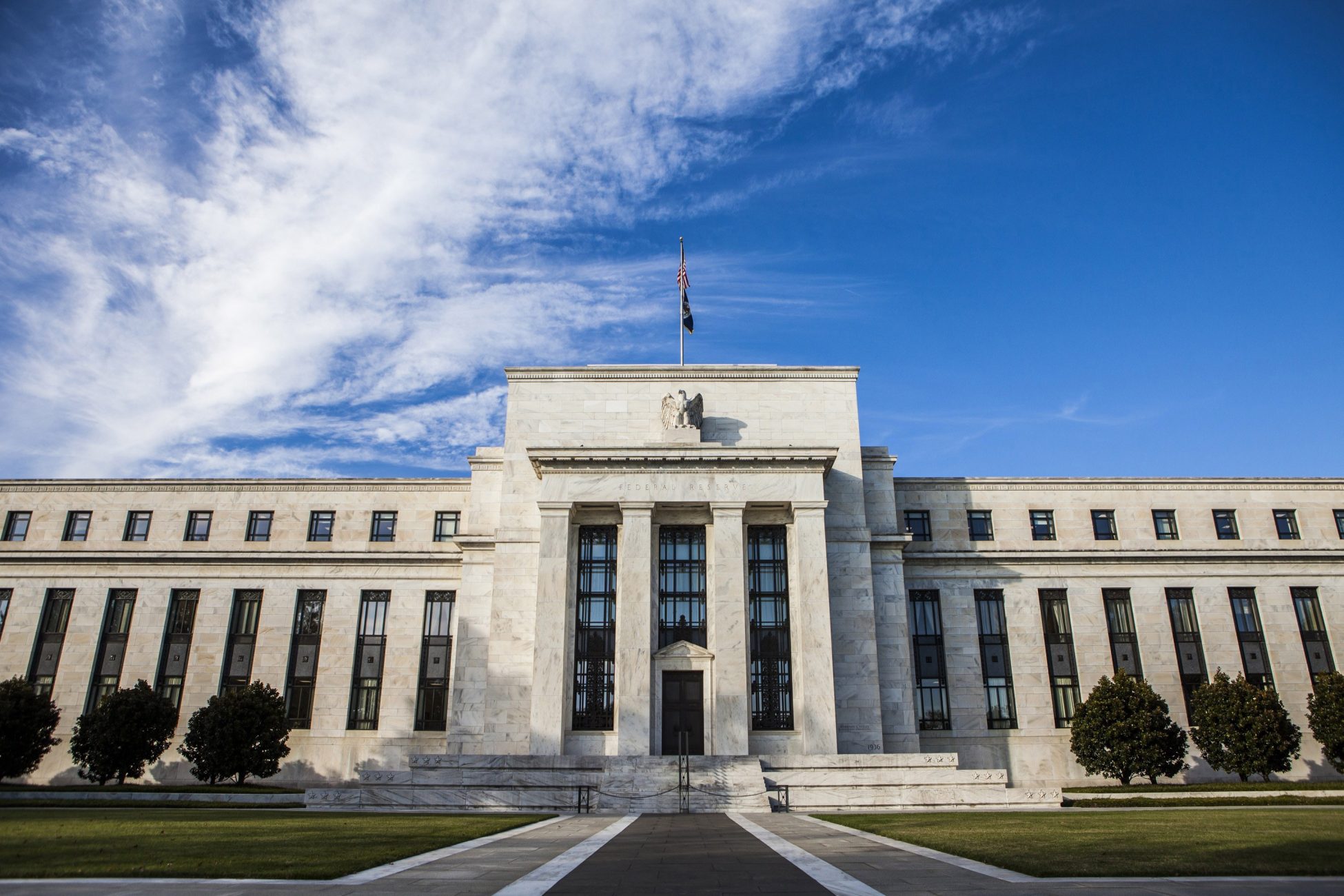 Fed: Τα δύο τρίτα των οικονομολόγων «βλέπουν» μόνο 2 περικοπές επιτοκίων με έναρξη το Σεπτέμβριο