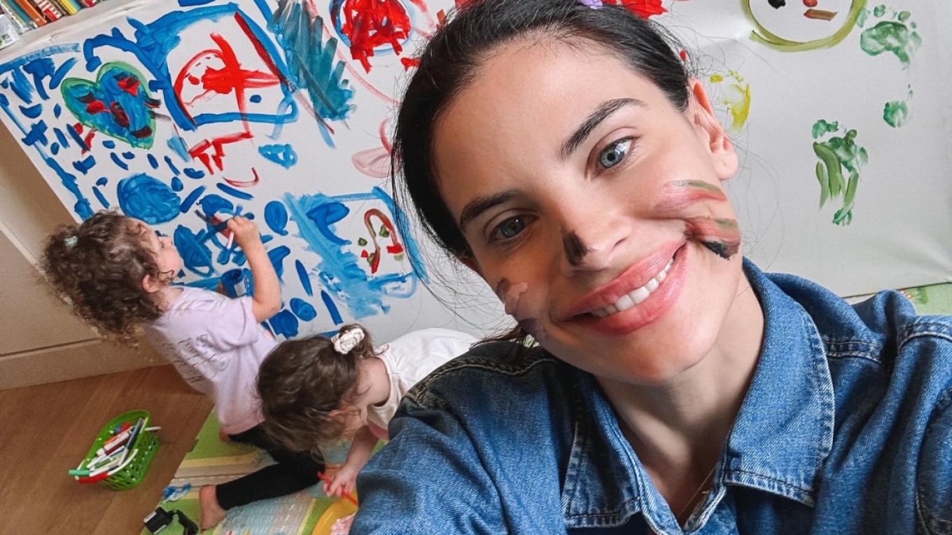 Χριστίνα Μπόμπα: Ποζάρει με μπογιές στο πρόσωπο ενώ οι κόρες της ζωγραφίζουν