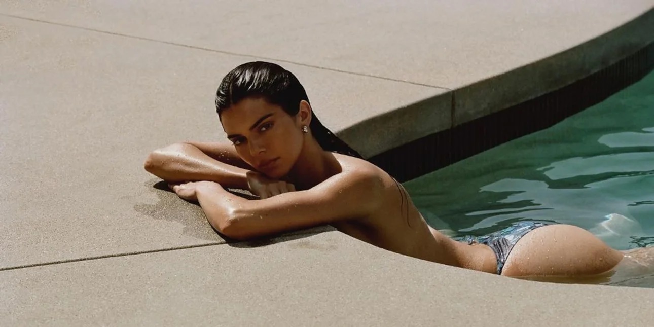 «Φωτιά» η Κένταλ Τζένερ: Τόπλες στην πισίνα για νέα καμπάνια μαγιό -Η πιο σέξι φωτογράφισή της ever