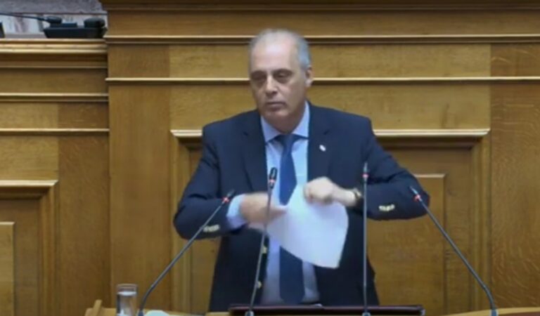 Σόου Κυριάκου Βελόπουλου στη Βουλή: Ανέβηκε στο βήμα και έσκισε το ΦΕΚ με τη Συμφωνία των Πρεσπών