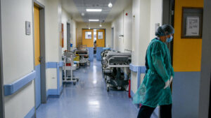 Θεσσαλονίκη: Σε σοβαρή αλλά σταθερή κατάσταση ο 14χρονος που έπεσε χθες από ταράτσα πολυκατοικίας κάνοντας παρκούρ