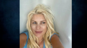 Ελένη Μενεγάκη: Η selfie της παρουσιάστριας - Το καλοκαίρι πλησιάζει, γράφει