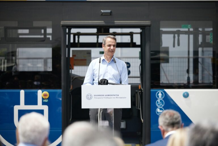 Κυριάκος Μητσοτάκης: Η εικόνα με τα νέα ηλεκτρικά λεωφορεία σηματοδοτεί την έλευση μιας νέας Ελλάδας