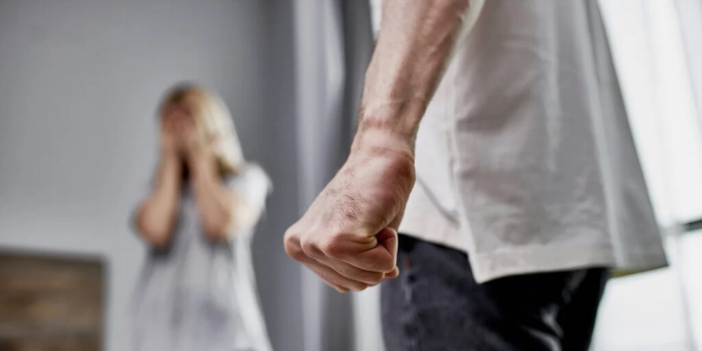 Το Panic Button επεκτείνεται σε ολόκληρη τη χώρα -Χορηγείται πλέον σε κάθε ενήλικο θύμα ενδοοικογενειακής βίας