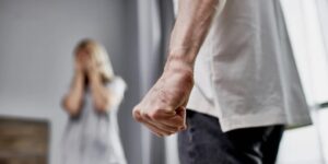 Το Panic Button επεκτείνεται σε ολόκληρη τη χώρα -Χορηγείται πλέον σε κάθε ενήλικο θύμα ενδοοικογενειακής βίας