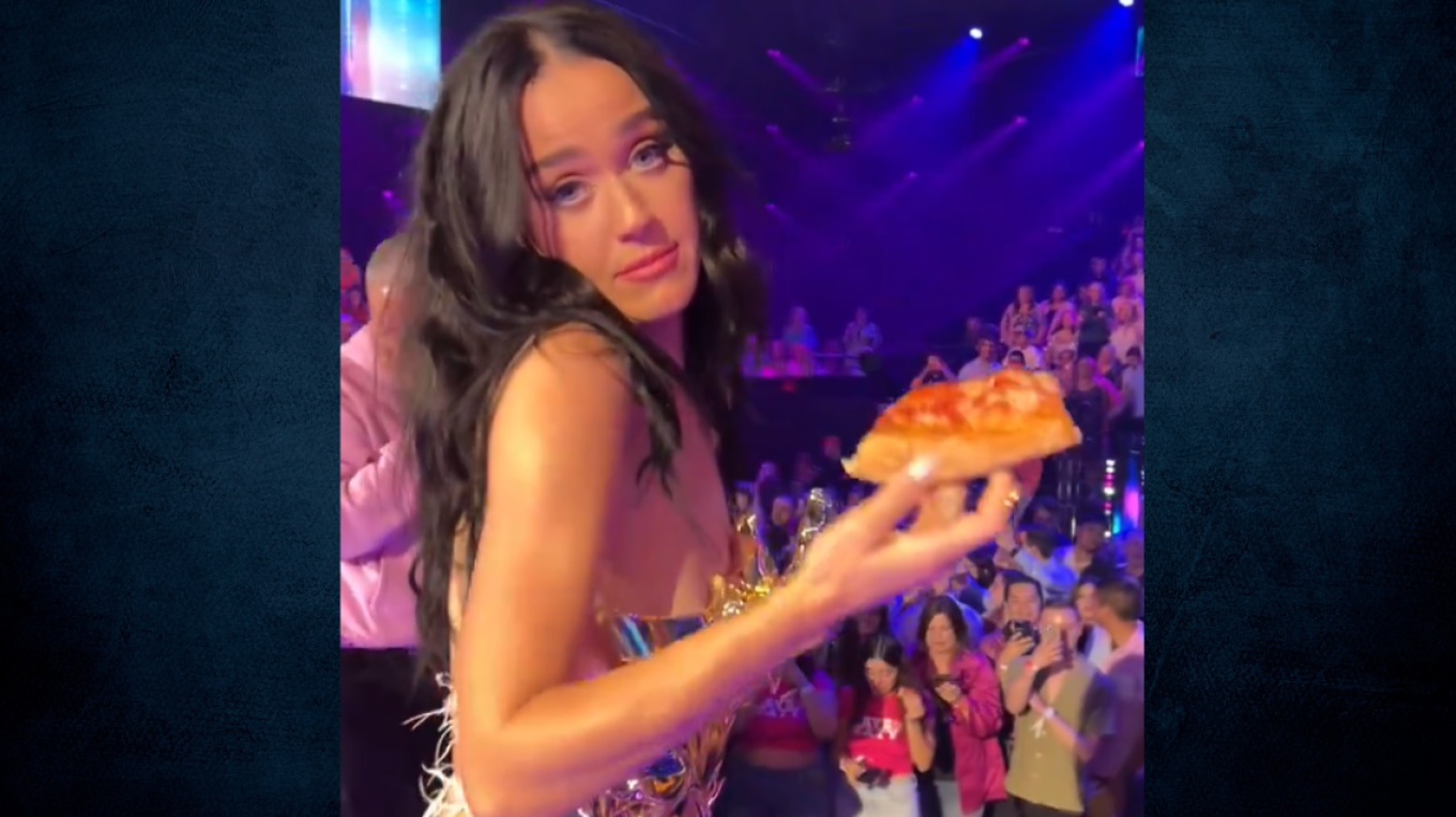 Κέιτι Πέρι: Το βίντεο που εκνεύρισε τους φαν της - Πέταξε ένα κομμάτι πίτσα στο πλήθος