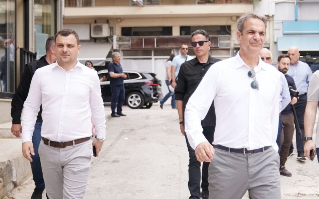 Μητσοτάκης: Στην Άρτα συνοδευόμενος από τον γιο του Φρέντι Μπελέρη, Πέτρο