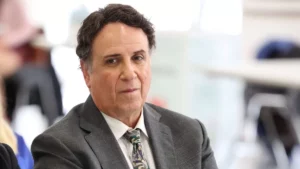 Χάρης Ρώμας: Συμβουλεύω τους νέους ηθοποιούς να χτυπήσουν πόρτες, χωρίς να πέσουν σε κάποιο κρεβάτι
