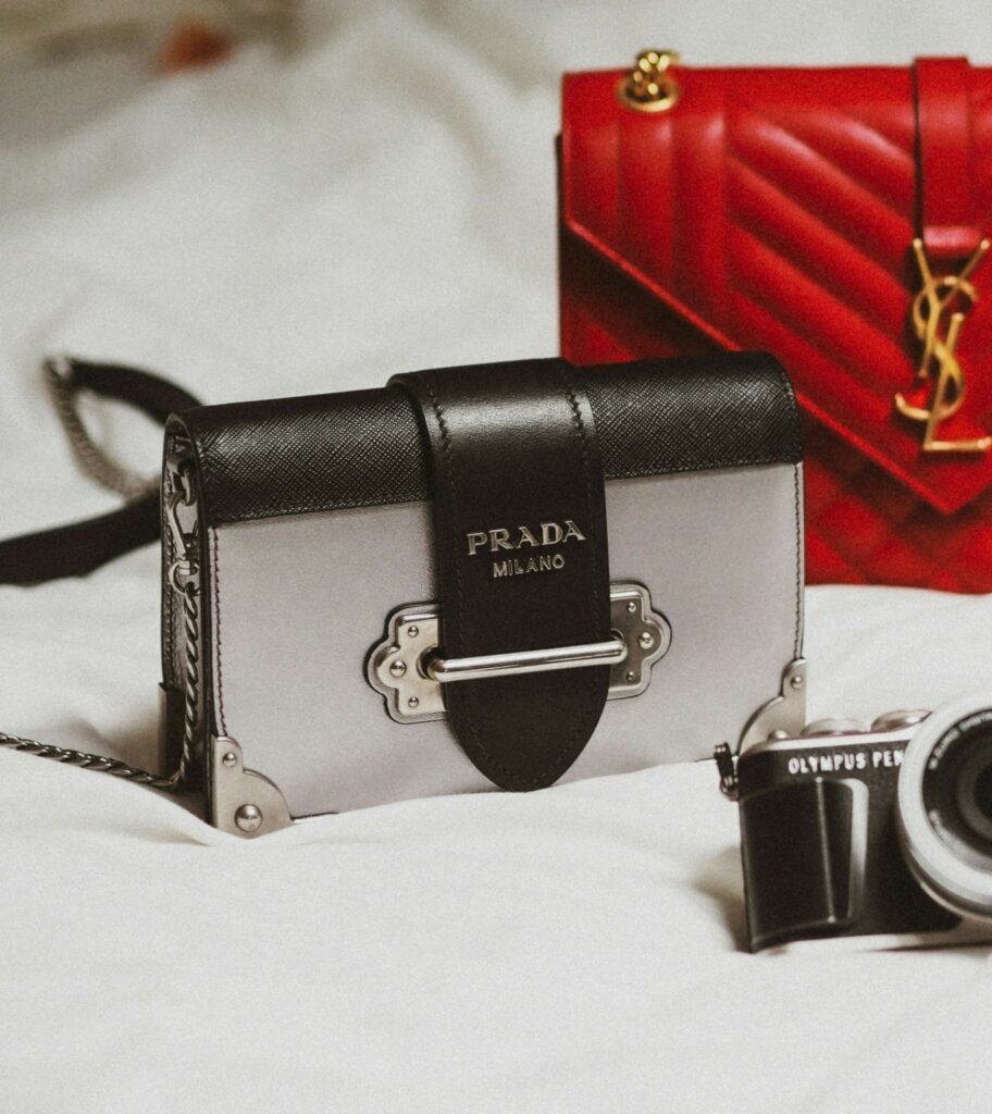 Luxury brands: Γιατί μειώνουν τις τιμές τους κατά 50% – Ποιους θέλουν να προσελκύσουν