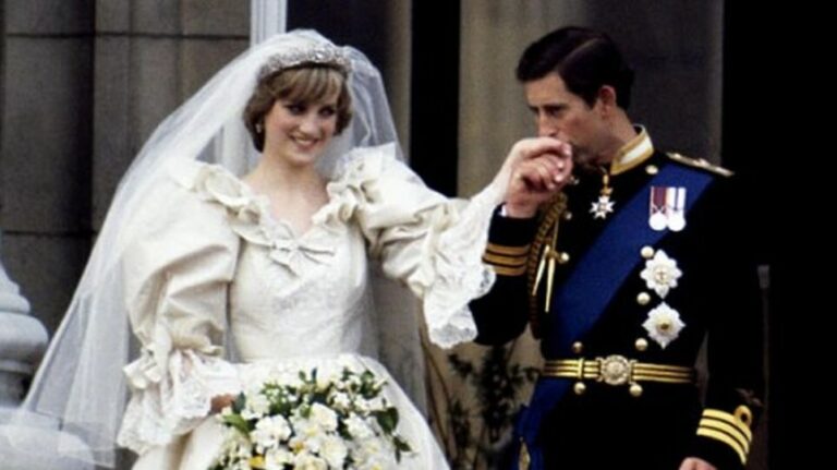 Βρετανία - «Είσαι τέλεια, δώσε μου το χέρι σου» - «Πέρασε πολλή ώρα, πρέπει να φάμε»: Τι... ψιθύριζαν Κάρολος και Νταϊάνα τη μέρα του γάμου τους