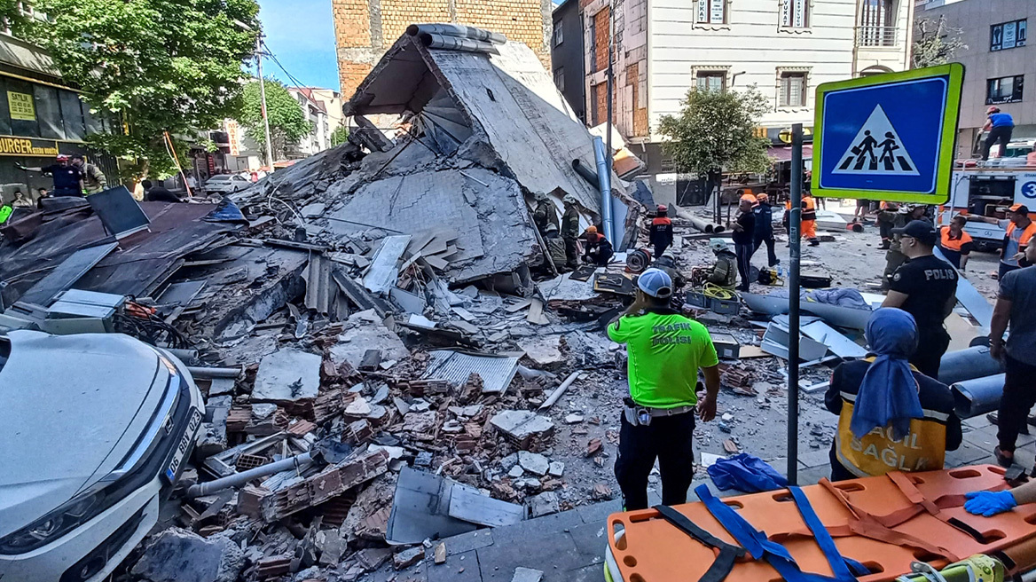 Κωνσταντινούπολη: Η στιγμή της κατάρρευσης του τριώροφου κτιρίου
