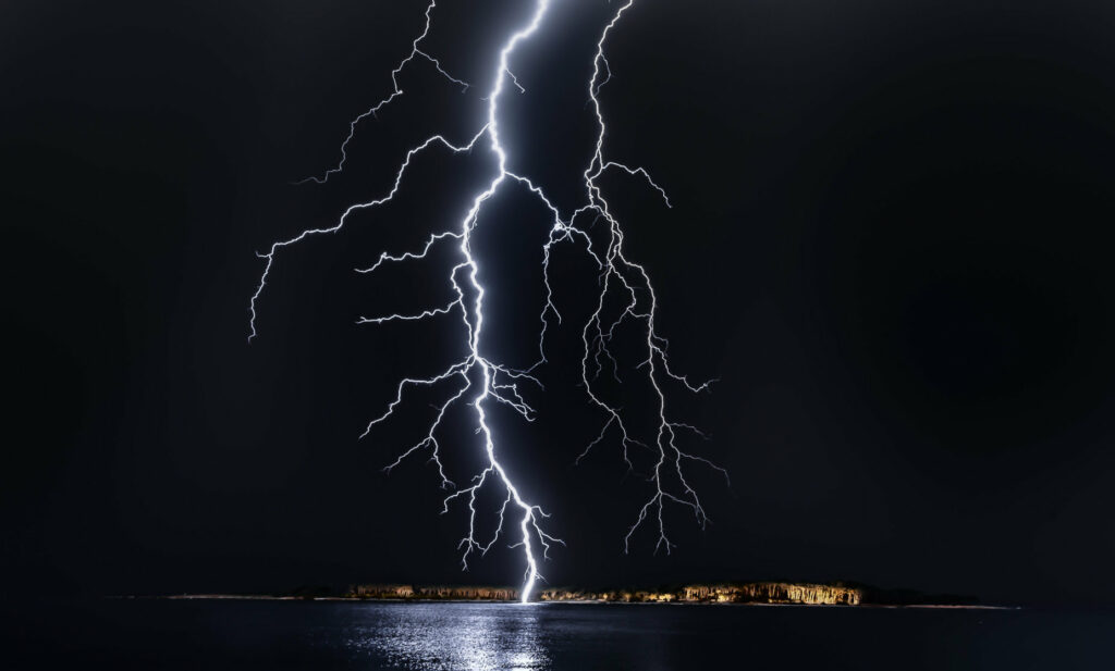 Ρωσία: Άνδρας πεθαίνει από χτύπημα κεραυνού (βίντεο)