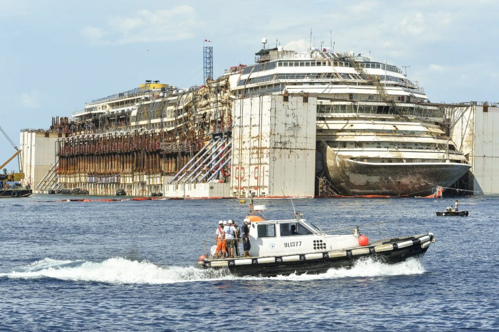 Costa Concordia: Οι ανατριχιαστικές φωτογραφίες από το εγκαταλελειμμένο κρουαζιερόπλοιο