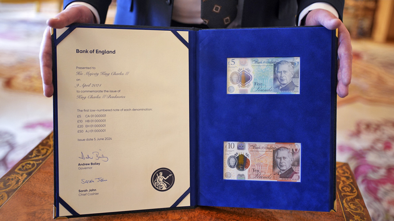 Βρετανία: Κυκλοφόρησαν τα χαρτονομίσματα στα οποία εικονίζεται ο βασιλιάς Κάρολος