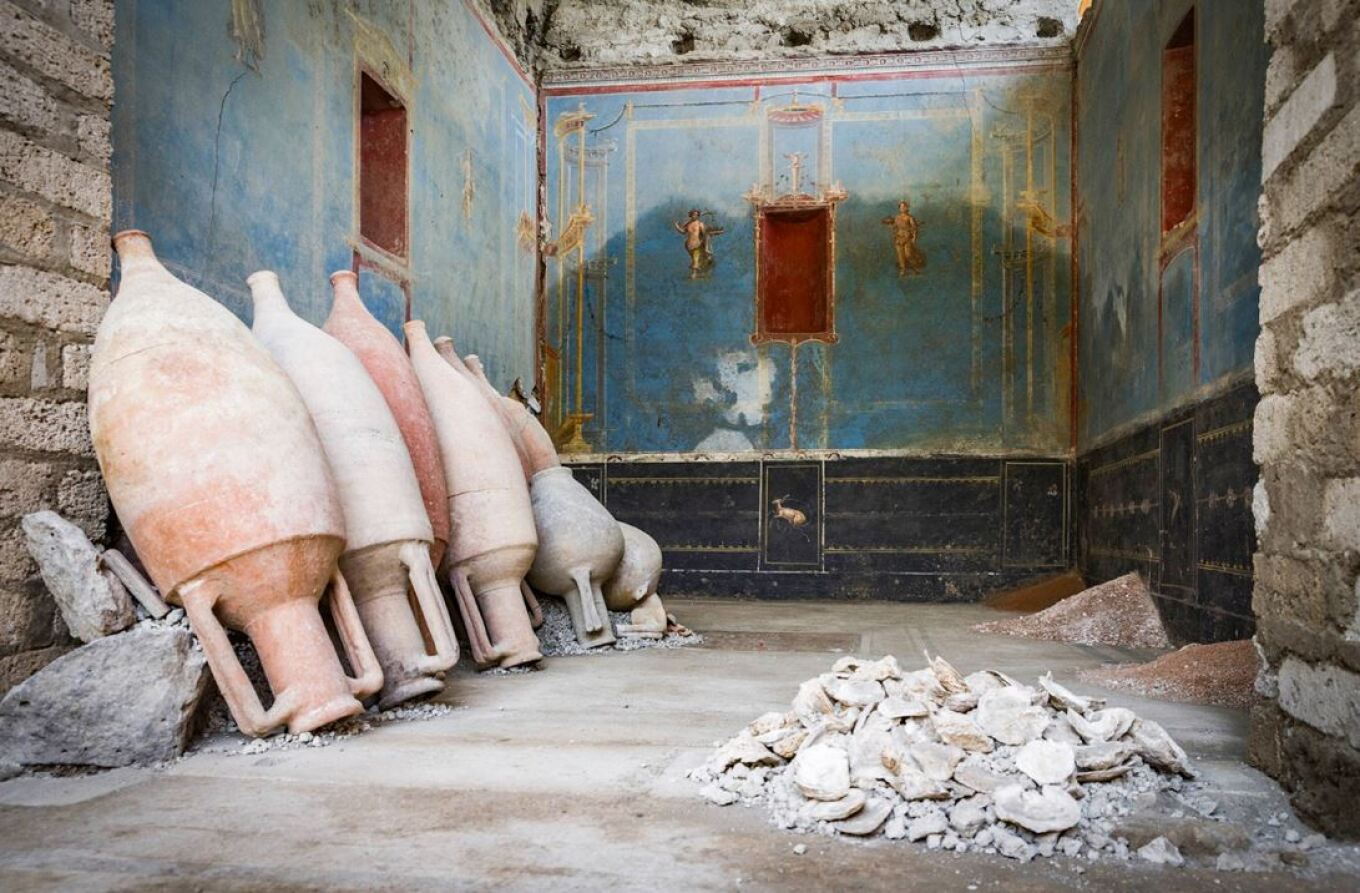 Πομπηία: Αρχαιολόγοι ανακάλυψαν σπάνιο μπλε δωμάτιο με τοιχογραφίες γυναικείων μορφών - Δείτε βίντεο, φωτογραφίες