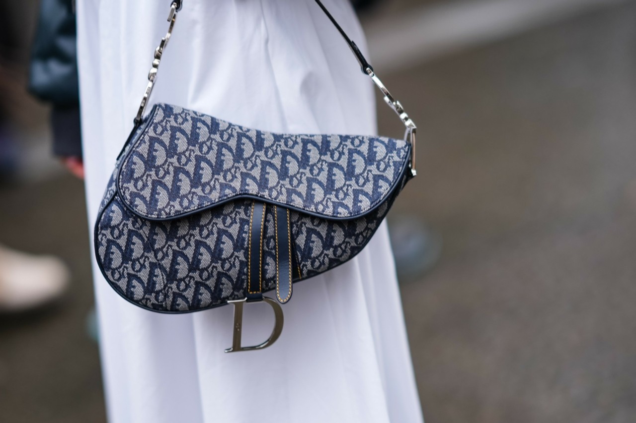 Η τσάντα Dior που επιστρέφει θριαμβευτικά