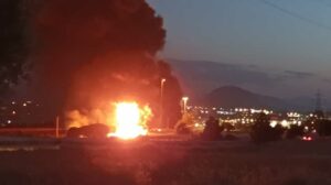 Ανατροπή βυτιοφόρου στην Αθηνών-Κορίνθου -Φωτιά στο σημείο, πληροφορίες για εκρήξεις, κλειστή η Εθνική
