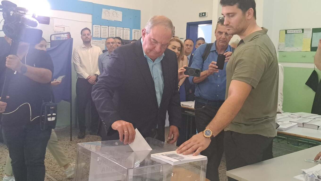 Ψήφισε στη Θεσσαλονίκη ο Κώστας Καραμανλής - Χειροκροτήθηκε κατά την έξοδό