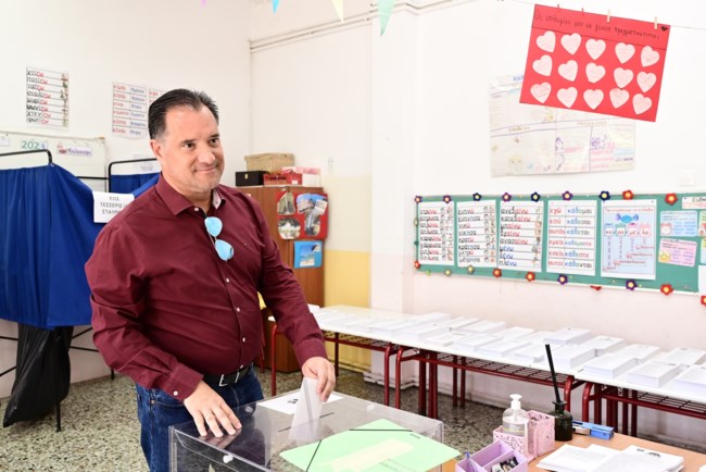 Ευρωεκλογές 2024: Ο Άδωνις Γεωργιάδης στις κάλπες μαζί με τον γιο του – «Μήν αφήνετε τους υπόλοιπους να αποφασίζουν για σας»