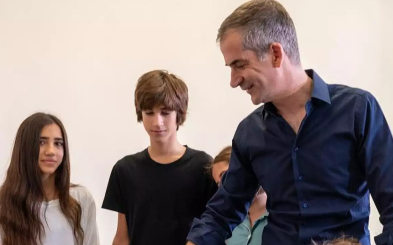 Διαβάστε ακόμη Σύμη: Νεκρός ο παρουσιαστής του BBC – Βρέθηκε από τον δήμαρχο και δημοσιογράφους Θεσσαλονίκη: Πήγε να ψηφίσει με το… νυφικό πριν τη γαμήλια φωτογράφηση Times: Αυτά είναι τα 16 πιο «χαλαρωτικά» νησιά της Ελλάδας Λίστα Forbes 2024: Οι 50 κορυφαίοι Έλληνες εφοπλιστές