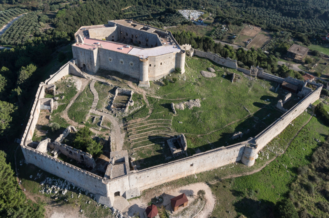 Ύπουργείο Πολιτισμού: Θωρακίζεται έναντι των πυρκαγιών ο αρχαιολογικός χώρος στο Kάστρο Χλεμούτσι στην Ηλεία