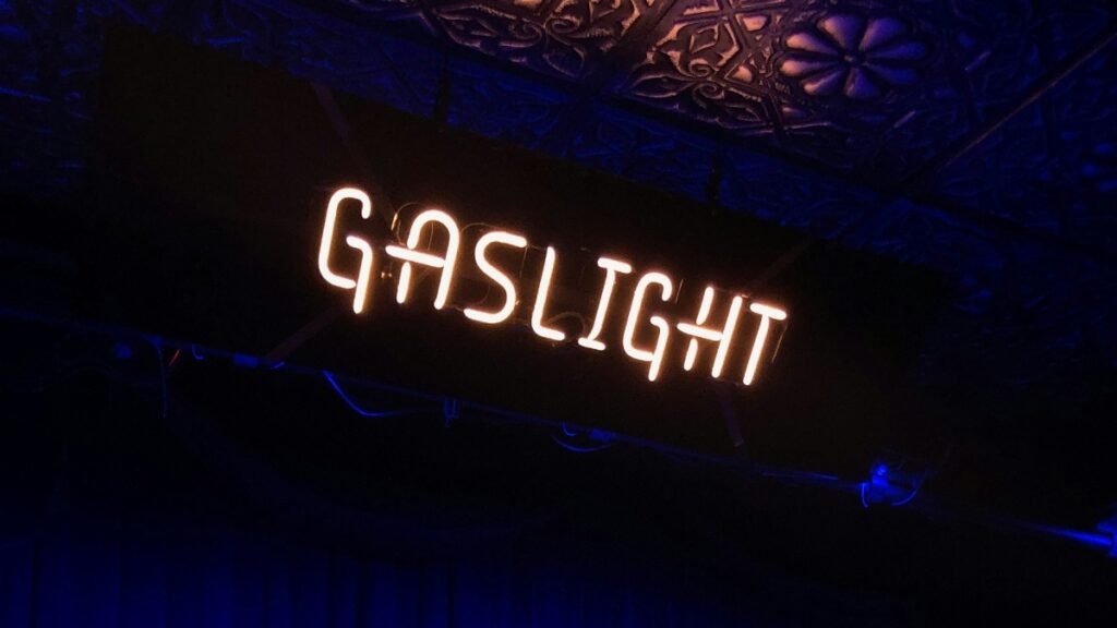 Gaslighting: Όταν θέλουν να μας… βγάλουν τρελούς